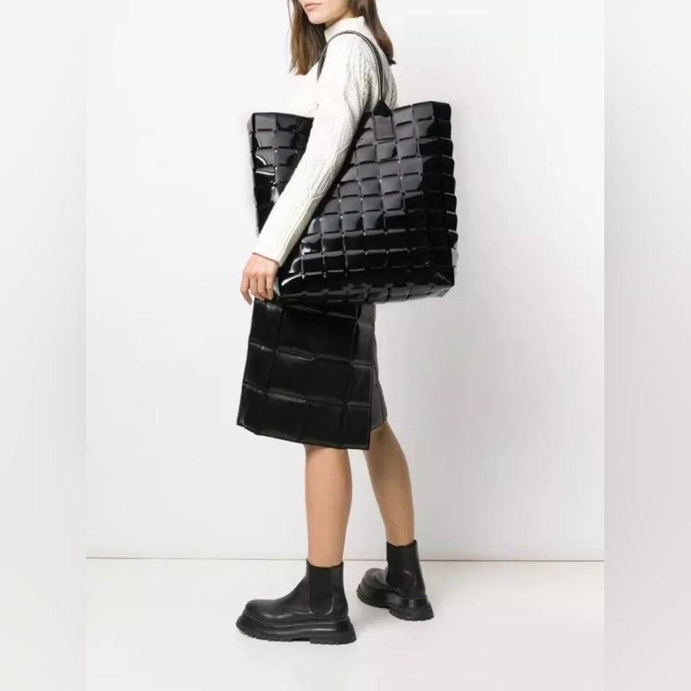 NWoT Bottega Veneta huge glossy leather tote in Bottega Dustbag